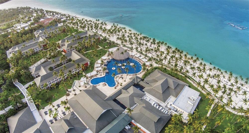 Barceló Bávaro Palace all-inclusive resort with expansive pools, white sand beach, family amenities, and lush tropical grounds in Bávaro, Punta Cana.