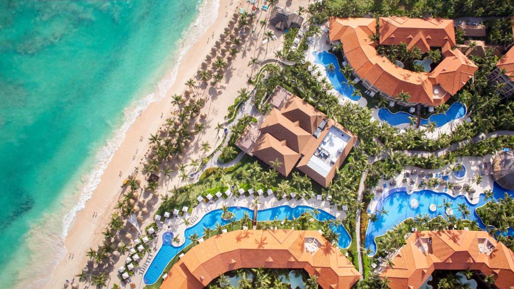 Majestic Elegance Punta Cana all-inclusive resort with beachfront pools and elegant tropical design.